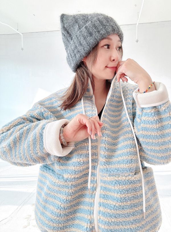 ZinD [  立領條紋Ｑ毛毛拉鏈外套 ] 3色 2502035 shihslica ZinD,zind,ZD,zooindrawer,zoo in drawer,抽屜動物園,丹寧,牛仔外套,外套富翁,洋裝,韓國襪子,年終慶,雙11,雙12,黑五,週年慶,合購價,自訂款