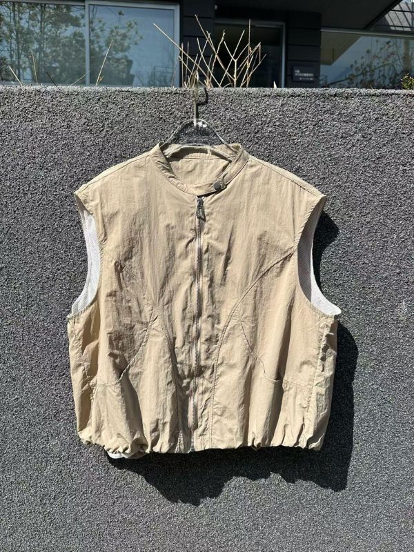 ZinD [ 限量：微笑花涼布拉鍊背心 ]  奶茶卡其 2606038 ZinD,zind,ZD,zooindrawer,zoo in 抽屜,動物園,丹寧,外套,外套富翁,洋裝,韓國襪子,年終慶,雙11,雙12,黑五,百搭,合購價,自訂,春裝,Tshirt,首爾