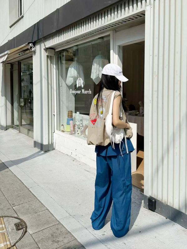 ZinD [ 限量：微笑花涼布拉鍊背心 ]  奶茶卡其 2606038 ZinD,zind,ZD,zooindrawer,zoo in 抽屜,動物園,丹寧,外套,外套富翁,洋裝,韓國襪子,年終慶,雙11,雙12,黑五,百搭,合購價,自訂,春裝,Tshirt,首爾