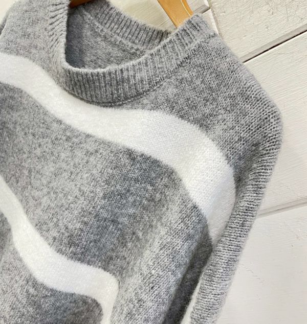 ZinD [ 氣質淺灰細白條針織 ] 淺灰 2511291 (shihslica) ZinD,zind,ZD,zooindrawer,zoo in drawer,抽屜動物園,丹寧,牛仔外套,外套富翁,洋裝,韓國襪子