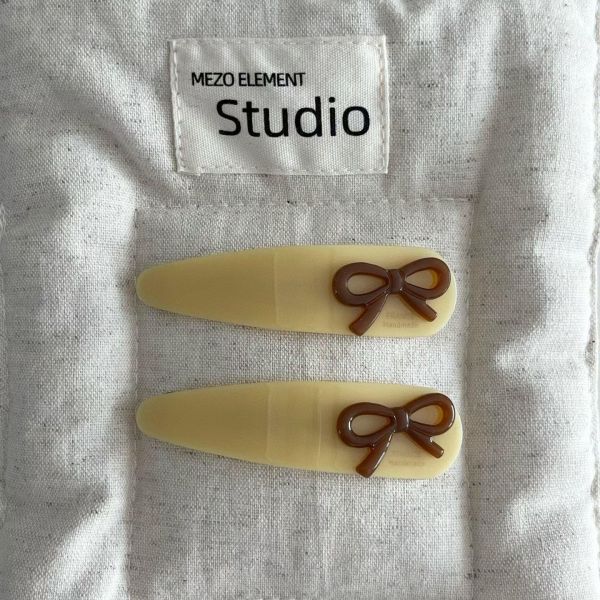 ZinD [ 光滑面復古蝴蝶結髮夾 ] 2色 2606267 飾品永遠不嫌多
韓風飾品高品質款式
韓國製造
耳針式