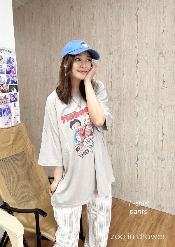 Z in D [ 家蓁穿著款：復古美式點心圖樣洗水棉休閒Ｔ ] 2色 2506063 (shihslica) ZinD,zind,ZD,zooindrawer,zoo in drawer,抽屜動物園,丹寧,牛仔外套,外套富翁,洋裝