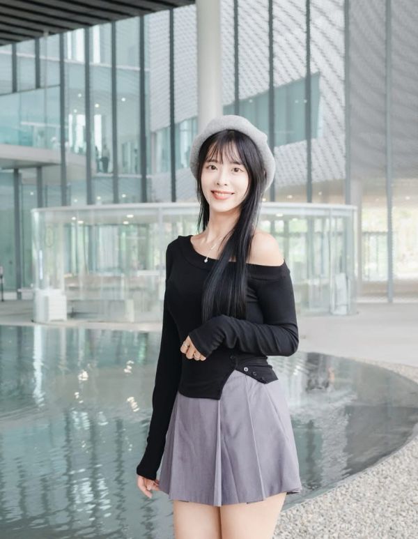 Z in D [ 斜領單露肩彈性合身上衣 ] 3色 2509233 (shihslica) ZinD,zind,ZD,zooindrawer,zoo in drawer,抽屜動物園,丹寧,牛仔外套,外套富翁,洋裝