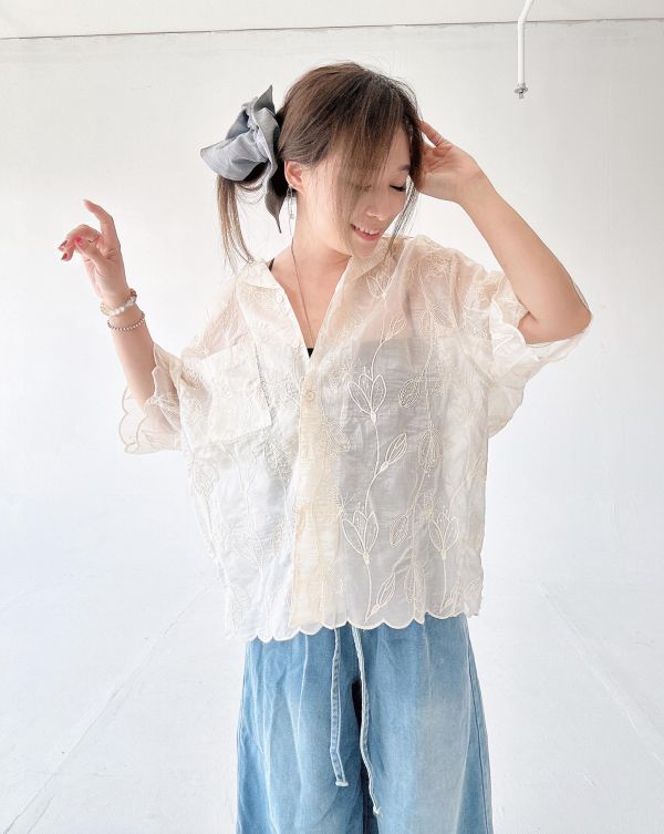 ZinD [ SALE 又汝穿著款：葉子刺繡寬鬆版溫柔薄衫 ] 米杏 2607202 ZinD,zind,ZD,zooindrawer,zoo in 抽屜,動物園,丹寧,外套,外套富翁,洋裝,韓國襪子,年終慶,雙11,雙12,黑五,百搭,合購價,自訂,春裝,Tshirt,首爾