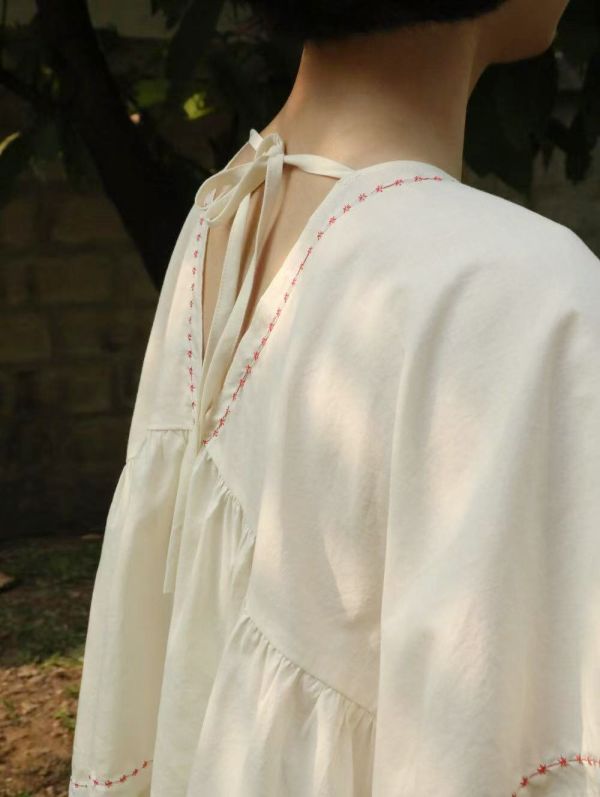 Z in D [ 虛線小米刺繡邊Ｖ領娃娃上衣 ] 2色 2505013 (shihslica) ZinD,zind,ZD,zooindrawer,zoo in drawer,抽屜動物園,丹寧,牛仔外套,外套富翁,洋裝