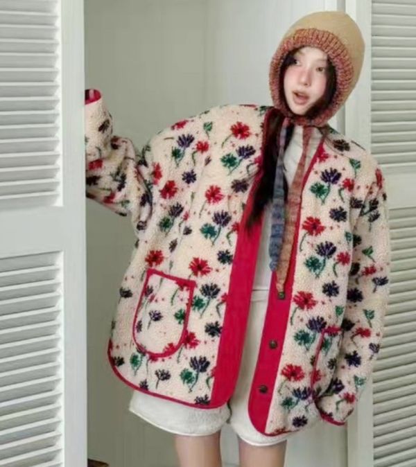 ZinD [ 毛毛花朵復古雙面暖外套 ] 2511215 shihslica ZinD,zind,ZD,zooindrawer,zoo in drawer,抽屜動物園,丹寧,牛仔外套,外套富翁,洋裝,韓國襪子