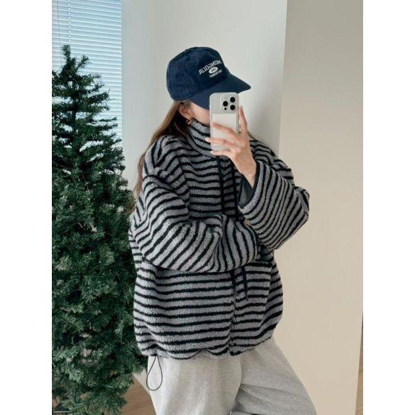 ZinD [  立領條紋Ｑ毛毛拉鏈外套 ] 3色 2502035 shihslica ZinD,zind,ZD,zooindrawer,zoo in drawer,抽屜動物園,丹寧,牛仔外套,外套富翁,洋裝,韓國襪子,年終慶,雙11,雙12,黑五,週年慶,合購價,自訂款