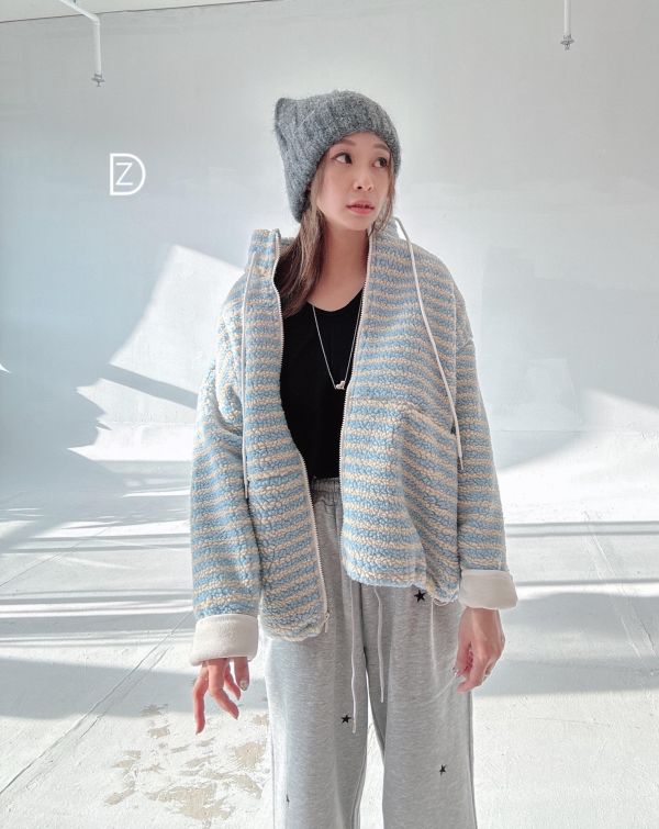 ZinD [  立領條紋Ｑ毛毛拉鏈外套 ] 3色 2502035 shihslica ZinD,zind,ZD,zooindrawer,zoo in drawer,抽屜動物園,丹寧,牛仔外套,外套富翁,洋裝,韓國襪子,年終慶,雙11,雙12,黑五,週年慶,合購價,自訂款