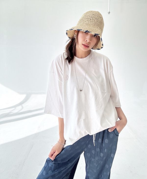 Z in D [ 男女自訂款：經典紀念 繡線LOGO落肩寬版Ｔ ] 3size 2色 2509011 ZinD,zind,ZD,zooindrawer,zoo in drawer,抽屜動物園,丹寧,牛仔外套,外套富翁,洋裝,T恤,T-shirt,男裝,情侶裝