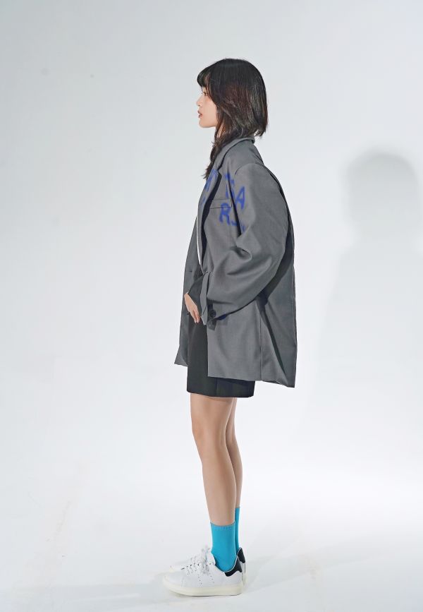 Z in D [ oversize文字塗鴉個性西裝外套 ] 2色 2504247 (shihslica) ZinD,zind,ZD,zooindrawer,zoo in drawer,抽屜動物園,丹寧,牛仔外套,外套富翁