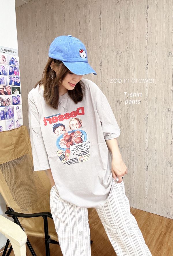Z in D [ 家蓁穿著款：復古美式點心圖樣洗水棉休閒Ｔ ] 2色 2506063 (shihslica) ZinD,zind,ZD,zooindrawer,zoo in drawer,抽屜動物園,丹寧,牛仔外套,外套富翁,洋裝