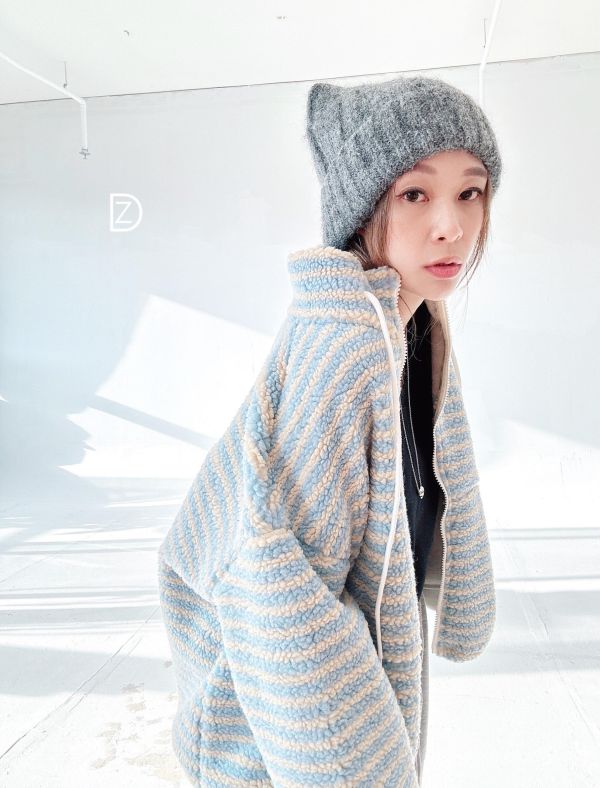 ZinD [  立領條紋Ｑ毛毛拉鏈外套 ] 3色 2502035 shihslica ZinD,zind,ZD,zooindrawer,zoo in drawer,抽屜動物園,丹寧,牛仔外套,外套富翁,洋裝,韓國襪子,年終慶,雙11,雙12,黑五,週年慶,合購價,自訂款