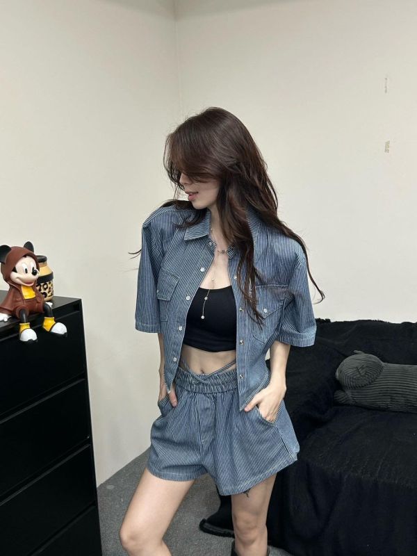 ZinD [ 直條細紋丹寧套裝 外套+短褲 ] 2604293 ZinD,zind,ZD,zooindrawer,zoo in 抽屜,動物園,丹寧,外套,外套富翁,洋裝,韓國襪子,年終慶,雙11,雙12,黑五,百搭,合購價,自訂,春裝,Tshirt,首爾