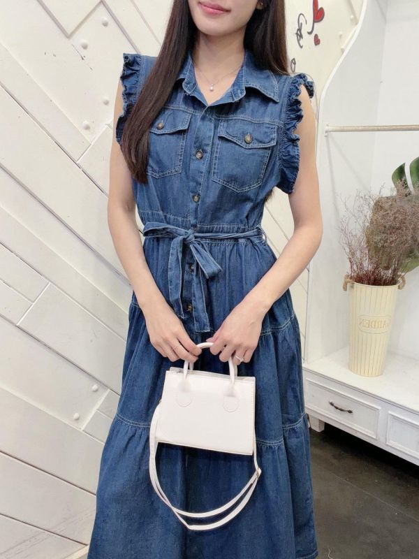 ZinD [ 波邊收腰甜氣質丹寧洋裝 ] 2色 2604271 （shihslica) ZinD,zind,ZD,zooindrawer,zoo in 抽屜,動物園,丹寧,外套,外套富翁,洋裝,韓國襪子,年終慶,雙11,雙12,黑五,百搭,合購價,自訂,春裝,Tshirt,首爾