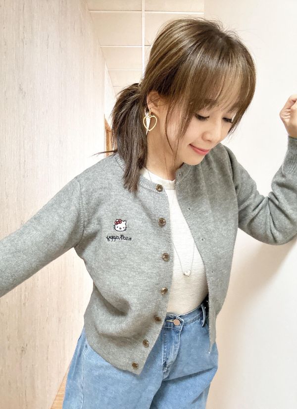 Z in D [ SALE 刺繡凱蒂喵喵頭針織衫 ] 4色 2509111 (shihslica) ZinD,zind,ZD,zooindrawer,zoo in drawer,抽屜動物園,丹寧,牛仔外套,外套富翁,洋裝,針織,凱蒂貓