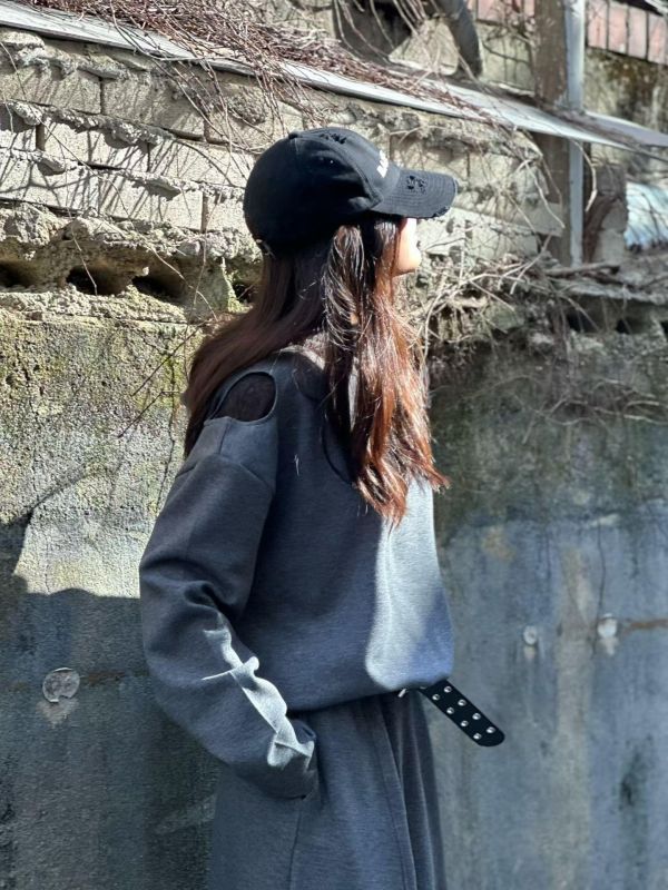 ZinD [ 肩摟洞衣襬縮繩連帽Ｔ ] 2色 2602032 shihslica -
ZinD,zind,ZD,zooindrawer,zoo in drawer,抽屜動物園,丹寧,牛仔外套,外套富翁,洋裝,韓國襪子,年終慶,雙11,雙12,黑五,週年慶,合購價,自訂款