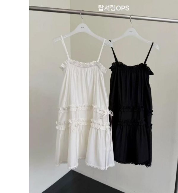 ZinD [ 波邊抓摺甜感層次細肩小洋裝 ] 2色 2604162 shihslica ZinD,zind,ZD,zooindrawer,zoo in 抽屜,抽屜動物園,丹寧,裙子,裙子富翁,洋裝,韓國襪子,年終慶,雙11,雙12,黑五,洋裝,合購價,自訂,春裝,Tshirt