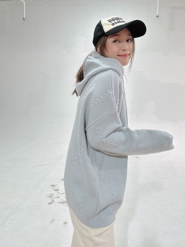 ZinD [ 柔柔 麻花編飾彈性連帽針織 ] 3色 2601021 shihslica ZinD,zind,ZD,zooindrawer,zoo in drawer,抽屜動物園,丹寧,牛仔外套,外套富翁,洋裝,韓國襪子,年終慶,雙11,雙12,黑五,週年慶,合購價,自訂款