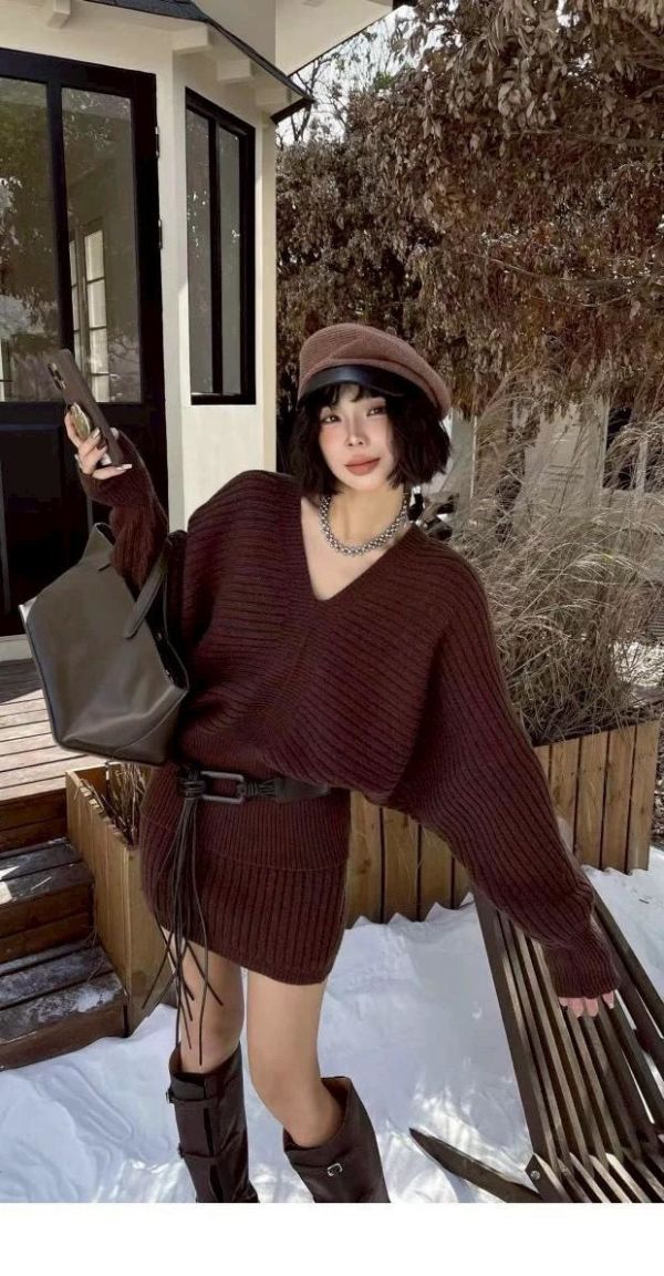 ZinD [ 針織套裝：寬V領美肩上衣+短裙 ] 3色 2512211 shihslica 