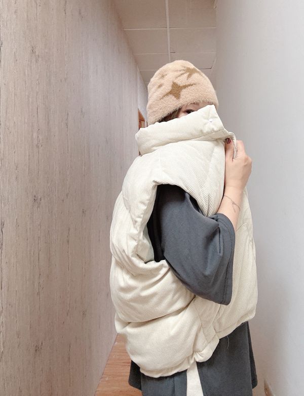 ZinD [ 燈芯絨排扣高領鋪棉暖背心 ] 3色 2512041 ZinD,zind,ZD,zooindrawer,zoo in drawer,抽屜動物園,丹寧,牛仔外套,外套富翁,洋裝,韓國襪子