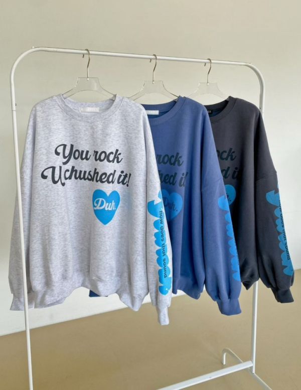 Z in D [ 莫蘭迪愛心文字簡約摩毛大學Ｔ ] 3色 2511041 (shihslica) ZinD,zind,ZD,zooindrawer,zoo in drawer,抽屜動物園,丹寧,牛仔外套,外套富翁,洋裝,韓國襪子