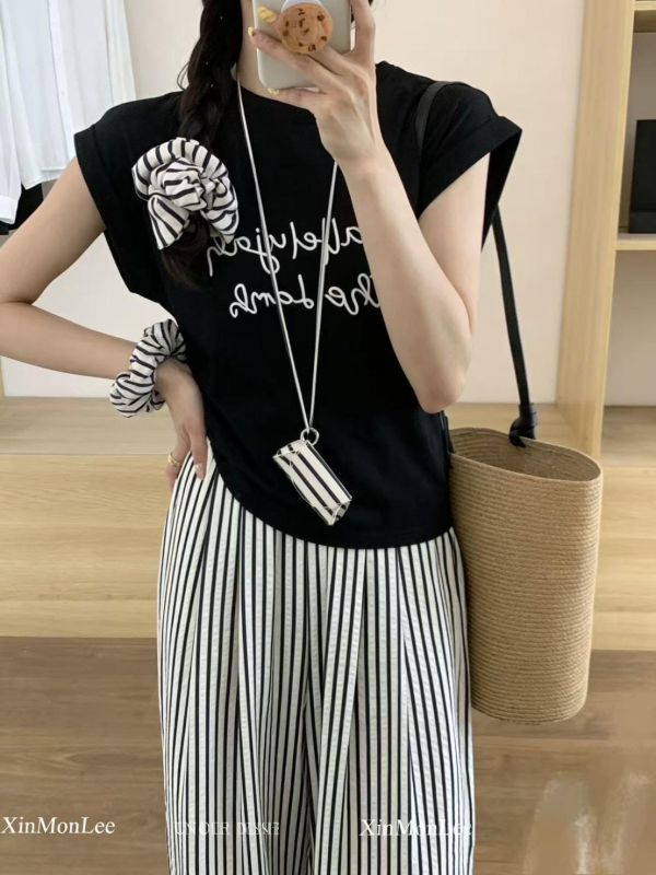 ZinD [ 英文Tee+直紋褲悠閑套裝 ] 2色 2604181 ZinD,zind,ZD,zooindrawer,zoo in drawer,抽屜動物園,丹寧,牛仔外套,外套富翁,洋裝,韓國襪子,年終慶,雙11,雙12,黑五,週年慶,合購價,自訂款,shihslica.春裝