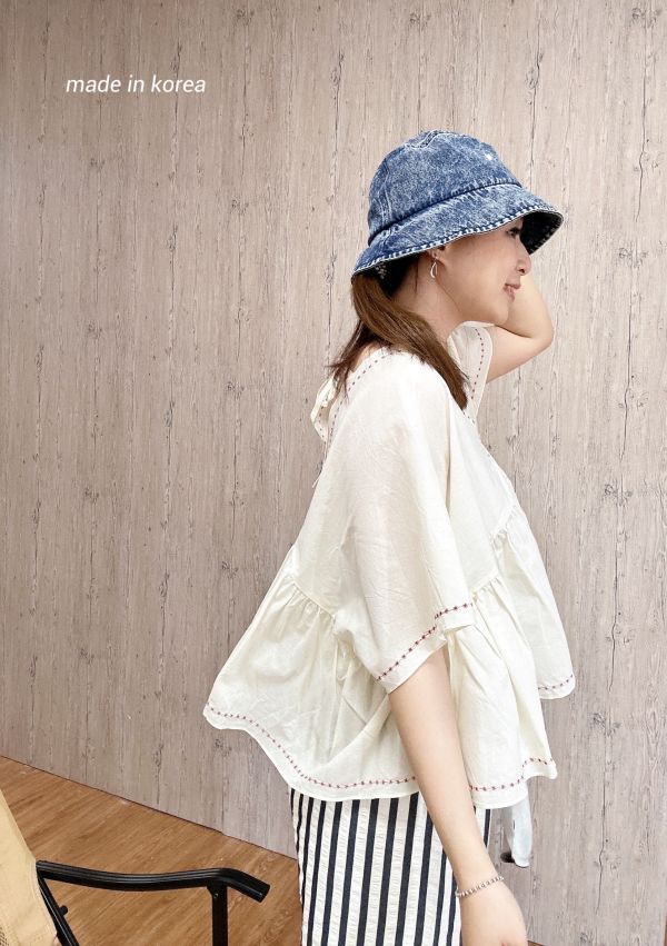 Z in D [ SALE 虛線小米刺繡邊Ｖ領娃娃上衣 ] 2色 2505013 (shihslica) ZinD,zind,ZD,zooindrawer,zoo in drawer,抽屜動物園,丹寧,牛仔外套,外套富翁,洋裝