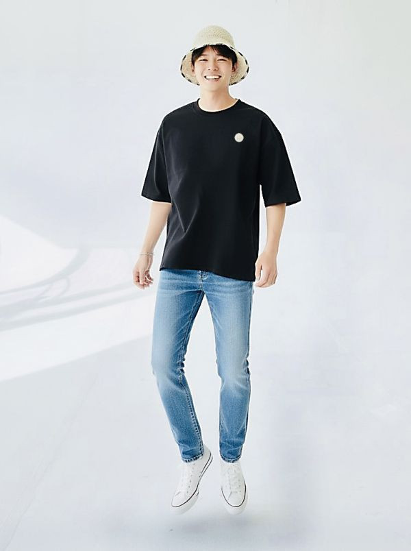 Z in D [ 男女自訂款：經典紀念 繡線LOGO落肩寬版Ｔ ] 3size 2色 2509011w ZinD,zind,ZD,zooindrawer,zoo in drawer,抽屜動物園,丹寧,牛仔外套,外套富翁,洋裝,T恤,T-shirt,男裝,情侶裝