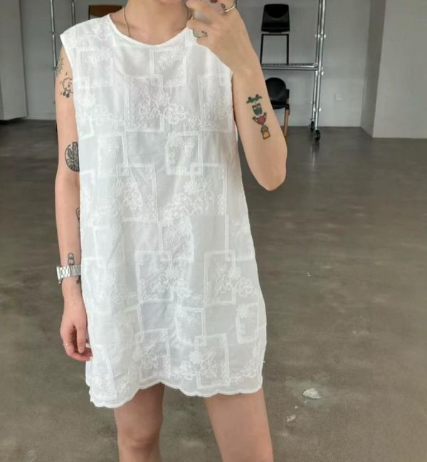 ZinD [ 刺繡蕾絲緹花長版背心 ] 2色 2604204 ZinD,zind,ZD,zooindrawer,zoo in 抽屜,動物園,丹寧,外套,外套富翁,洋裝,韓國襪子,年終慶,雙11,雙12,黑五,百搭,合購價,自訂,春裝,Tshirt,首爾