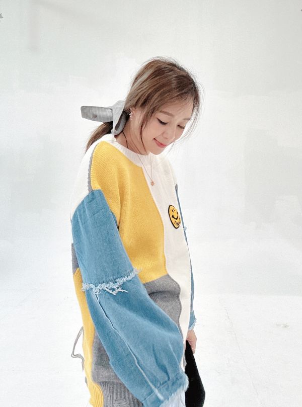 ZinD [ 人氣再版：拼丹寧袖微笑針織毛衣 ] 2色2511210 ZinD,zind,ZD,zooindrawer,zoo in drawer,抽屜動物園,丹寧,牛仔外套,外套富翁,洋裝,韓國襪子