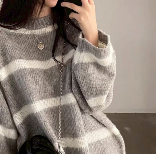 ZinD [ 氣質淺灰細白條針織 ] 淺灰 2511291 (shihslica) ZinD,zind,ZD,zooindrawer,zoo in drawer,抽屜動物園,丹寧,牛仔外套,外套富翁,洋裝,韓國襪子