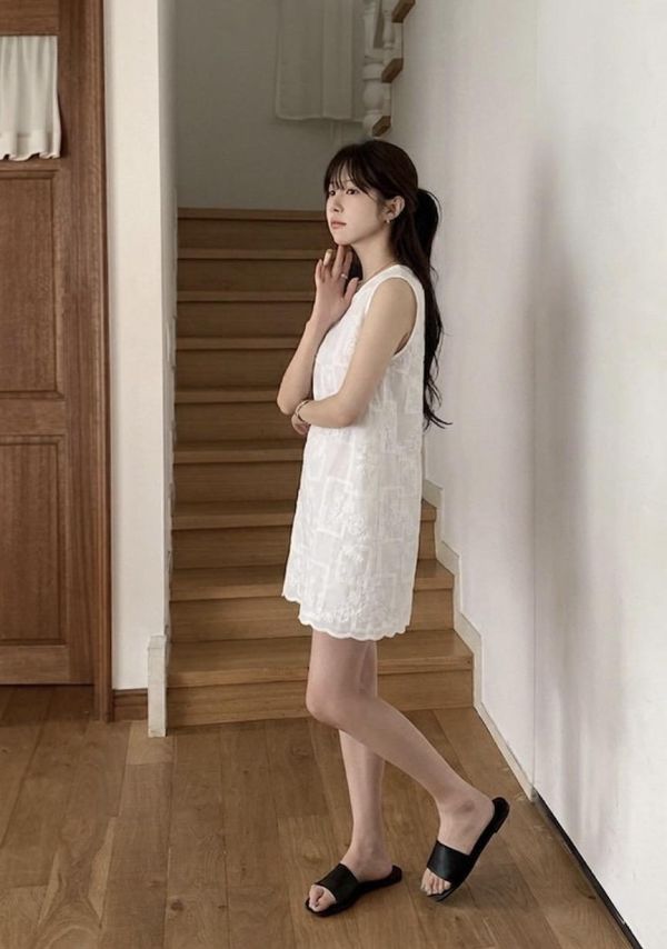 ZinD [ 刺繡蕾絲緹花長版背心 ] 2色 2604204 ZinD,zind,ZD,zooindrawer,zoo in 抽屜,動物園,丹寧,外套,外套富翁,洋裝,韓國襪子,年終慶,雙11,雙12,黑五,百搭,合購價,自訂,春裝,Tshirt,首爾