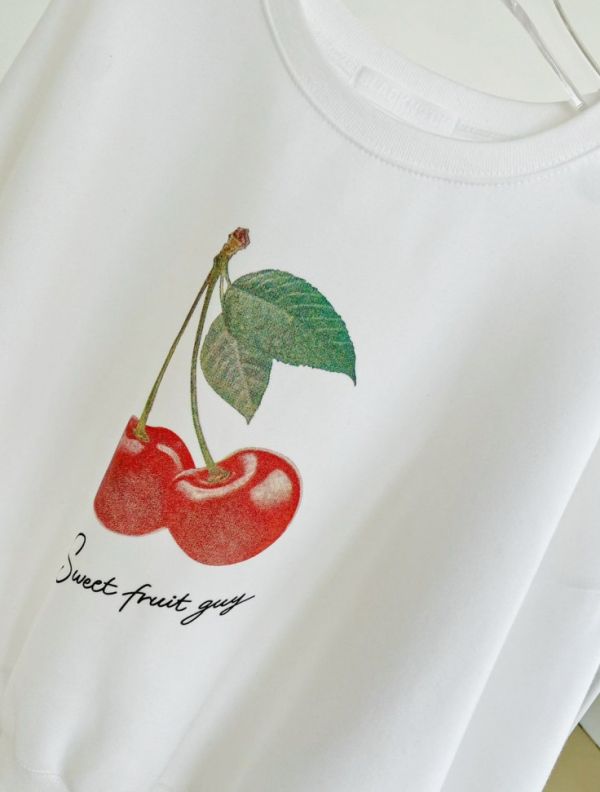 Z in D [ 清新櫻桃摩毛大學Ｔ大學Ｔ ] 3色 2510221 ZinD,zind,ZD,zooindrawer,zoo in drawer,抽屜動物園,丹寧,牛仔外套,外套富翁,洋裝,韓國襪子