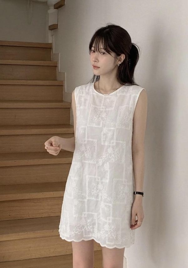 ZinD [ 刺繡蕾絲緹花長版背心 ] 2色 2604204 ZinD,zind,ZD,zooindrawer,zoo in 抽屜,動物園,丹寧,外套,外套富翁,洋裝,韓國襪子,年終慶,雙11,雙12,黑五,百搭,合購價,自訂,春裝,Tshirt,首爾