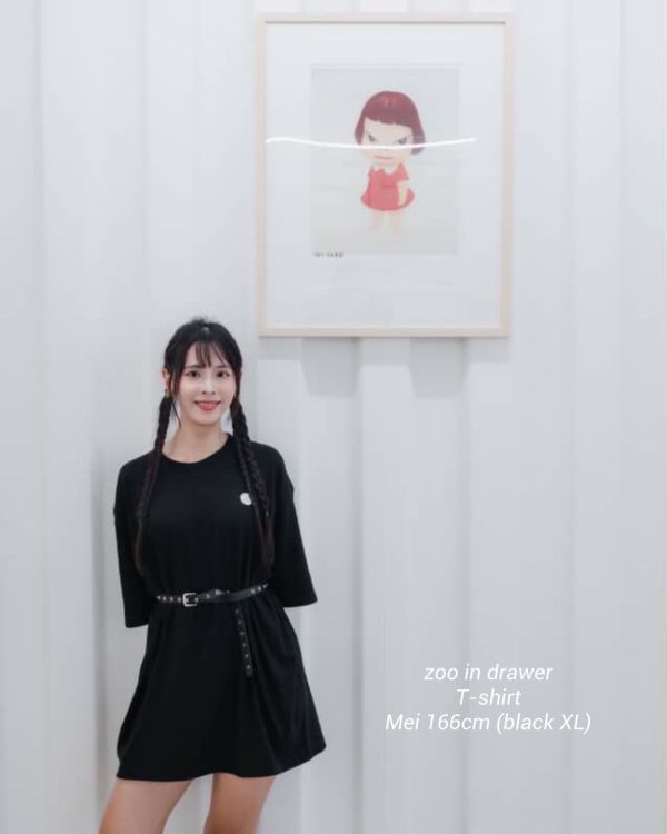 Z in D [ Mei穿著款：男女自訂款經典 繡線LOGO落肩寬版Ｔ ] 3size 2色 2509011m ZinD,zind,ZD,zooindrawer,zoo in drawer,抽屜動物園,丹寧,牛仔外套,外套富翁,洋裝,T恤,T-shirt,男裝,情侶裝