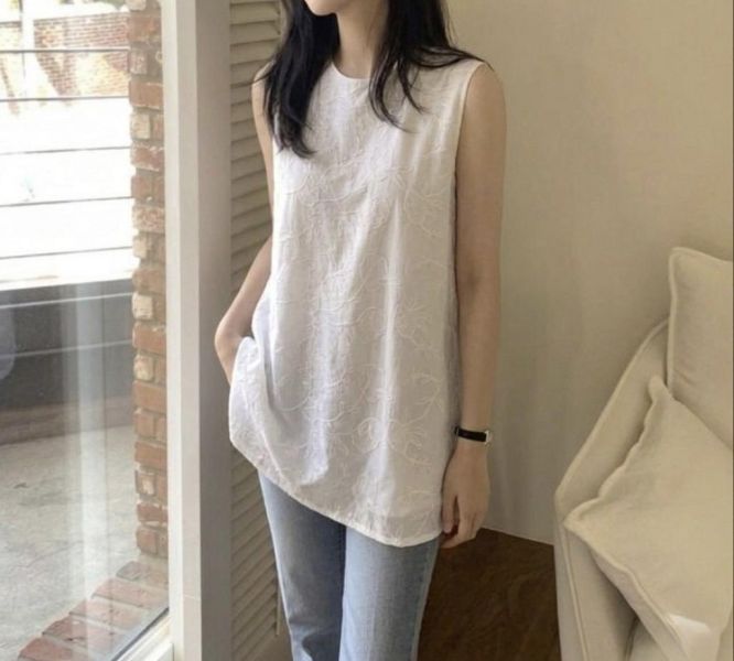 ZinD [ 清新堤花白色氣質極簡背心 ] 2604163 shihslica ZinD,zind,ZD,zooindrawer,zoo in 抽屜,抽屜動物園,丹寧,裙子,裙子富翁,洋裝,韓國襪子,年終慶,雙11,雙12,黑五,洋裝,合購價,自訂,春裝,Tshirt