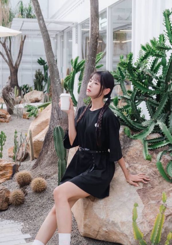 Z in D [ Mei穿著款：男女自訂款經典 繡線LOGO落肩寬版Ｔ ] 3size 2色 2509011m ZinD,zind,ZD,zooindrawer,zoo in drawer,抽屜動物園,丹寧,牛仔外套,外套富翁,洋裝,T恤,T-shirt,男裝,情侶裝