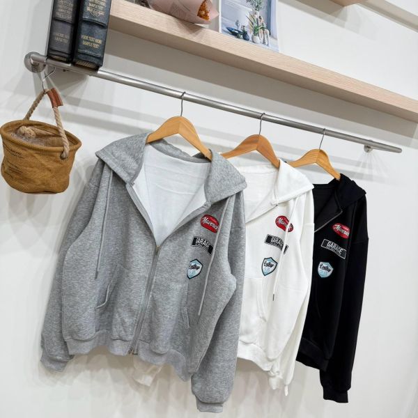 ZinD [ SALE 套裝：徽章印花休閒帽外套＋褲 ] 3色 2608273 ZinD,zind,ZD,zooindrawer,zoo in 抽屜,動物園,丹寧,外套,外套富翁,洋裝,韓國襪子,年終慶,雙11,雙12,黑五,百搭,合購價,自訂,春裝,Tshirt,首爾
