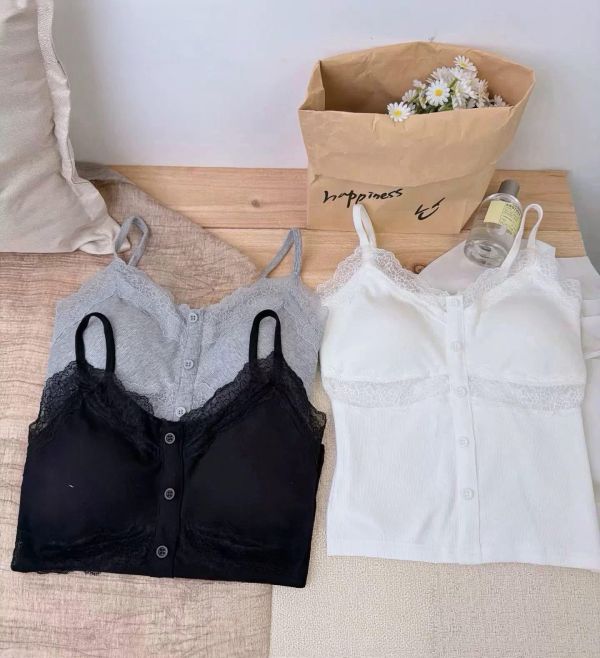 ZinD [ 拼接蕾絲排扣氣質小背心 ] 3色 2604141 ZinD,zind,ZD,zooindrawer,zoo in 抽屜,抽屜動物園,丹寧,裙子,裙子富翁,洋裝,韓國襪子,年終慶,雙11,雙12,黑五,永恆慶,合購價,自訂,春裝,Tshirt