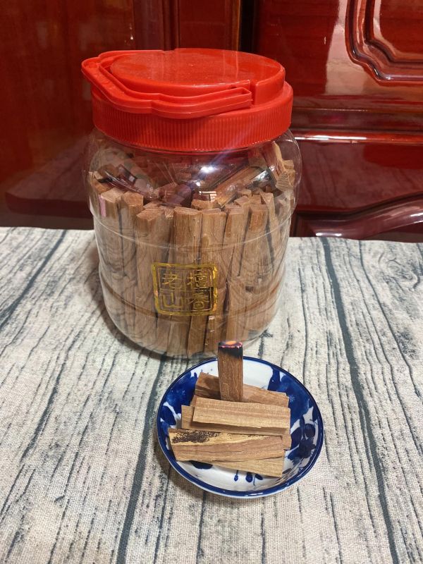 老山檀香柴＊（一斤半罐裝）９００g 檀香柴