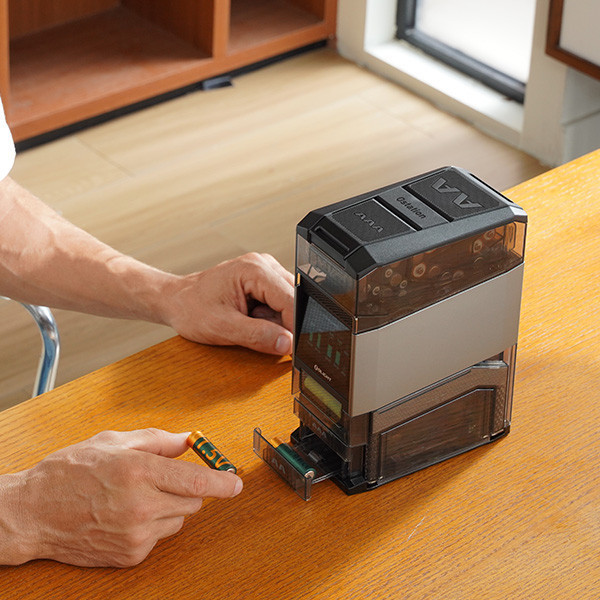 【 Olight｜ Ostation 2 智慧電池能源站 】一站式充電/檢測/管理，滿電續命壞電隔離 