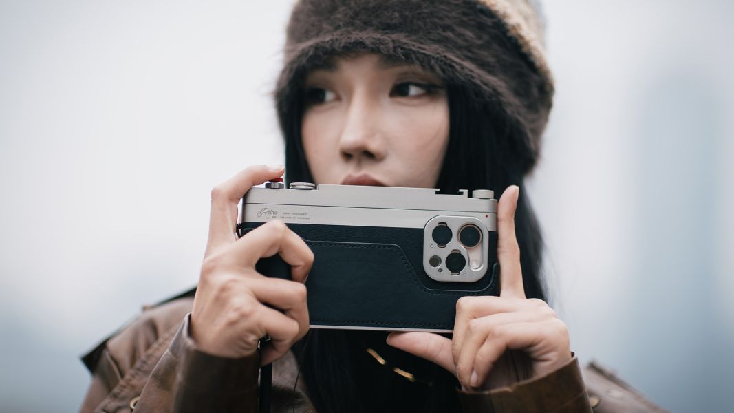 【 Fotorgear｜Retro 復古攝影手機殼 】機械式手動對焦快門，延續初代富士感經典古早味！ 