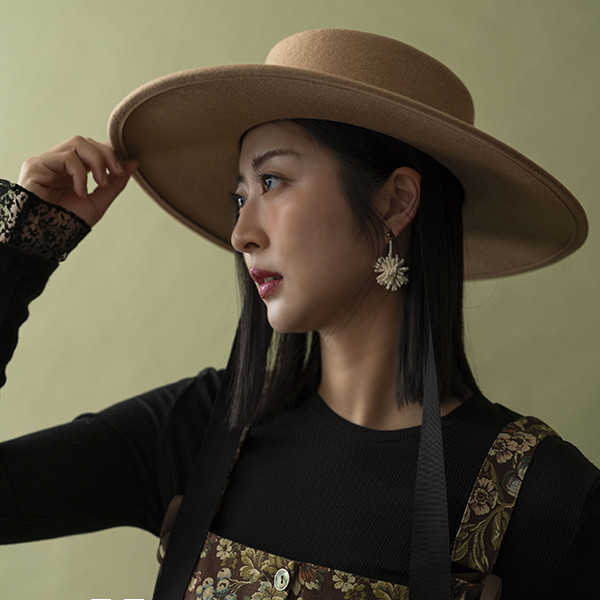 法式超大帽簷羊毛飄帶平頂帽-駝色 質感女帽,設計師女帽,法式女帽