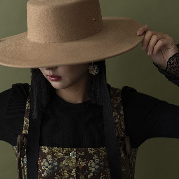 法式超大帽簷羊毛飄帶平頂帽-駝色 質感女帽,設計師女帽,法式女帽