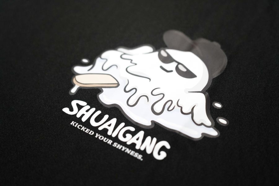 SHUAI 涼感機能T｜游泳圈款・融化冰棒款 SHUAI,甩甩幽,涼感T,涼感機能T,短袖T恤,男女T恤,夏季穿搭,機能T恤,游泳圈款,融化冰棒款,黑T,白T,夏日服飾