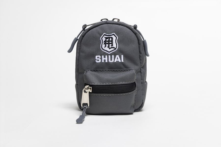 背包造型小甩包 背包造型小甩包, SHUAI, 小甩包, 迷你背包, 迷你收納包, 零錢包, 小物收納包, 包包掛飾, 軍綠收納包, 灰色收納包, 鑰匙包, 耳機收納包, 潮牌配件, 棒球周邊, 甩周邊