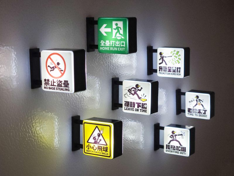 SHUAI 燈箱冰箱貼 SHUAI,燈箱冰箱貼,冰箱貼,磁鐵,磁吸燈箱,棒球周邊,棒球商品,棒球梗,上班族周邊,辦公室小物,準時下班,拒絕加班,小心飛球,禁止盜壘,全壘打出口