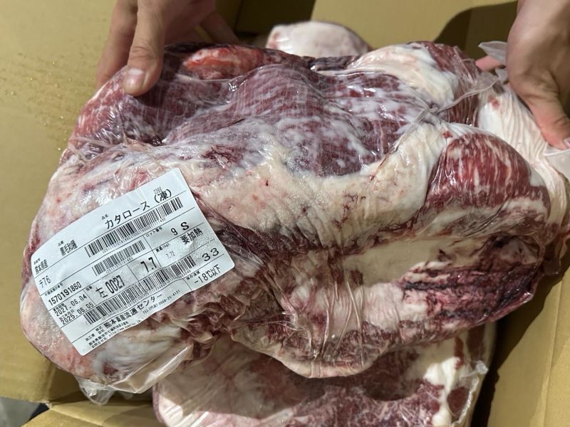 【原肉-背肩】日本A5和牛 BMS10 L脖子 7.7KG 日本和牛, A5和牛, 頂級和牛, 原肉和牛, 樂本和牛, 宅配和牛, 和牛直送, 燒肉和牛, 牛排和牛, 台北和牛宅配