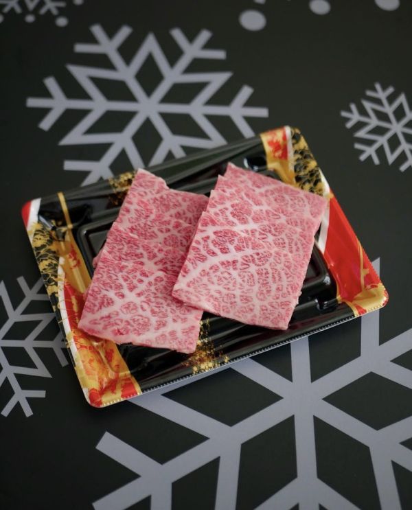 神戶A5肩小排燒肉一公斤 神戶A5肩小排燒肉,日本和牛,尚羽水產,品質保證,神戶紅酒牛,美味和牛享受,新竹縣,竹北市,高級料理,水產零售,總部位小排,保存年限長達9個月,保鮮,確實保存,保存方式冰箱冷凍,-18°C以下保存,真空退冰,全程低溫冷凍車配送,實體店面,安心選購