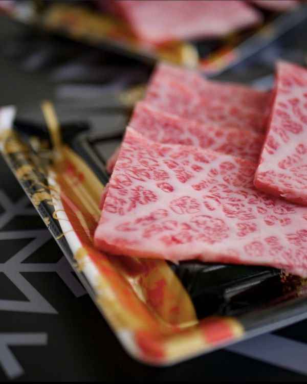 神戶A5肩小排燒肉一公斤 神戶A5肩小排燒肉,日本和牛,尚羽水產,品質保證,神戶紅酒牛,美味和牛享受,新竹縣,竹北市,高級料理,水產零售,總部位小排,保存年限長達9個月,保鮮,確實保存,保存方式冰箱冷凍,-18°C以下保存,真空退冰,全程低溫冷凍車配送,實體店面,安心選購